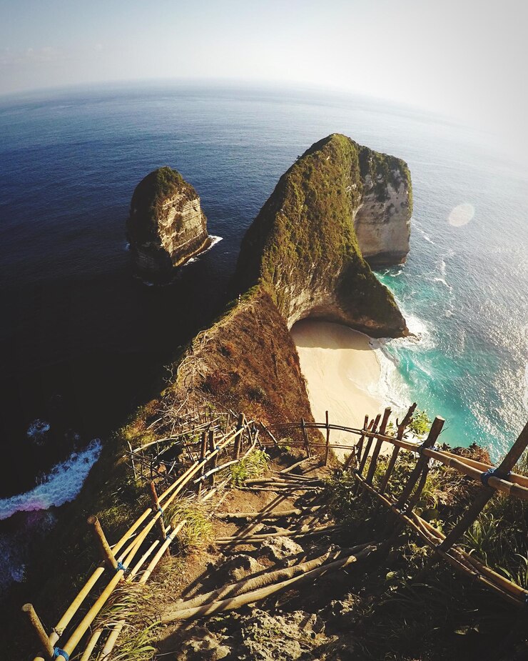 Photo vue haute angle des roches par la mer contre le ciel