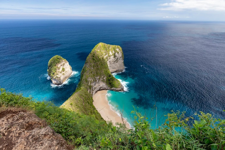 Photo vue haute angle des roches par la mer contre le ciel