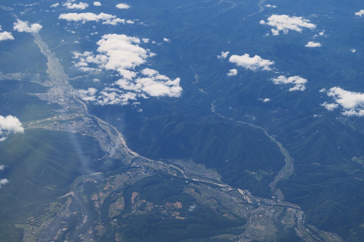 Photo vue haute angle de la terre et des montagnes contre le ciel