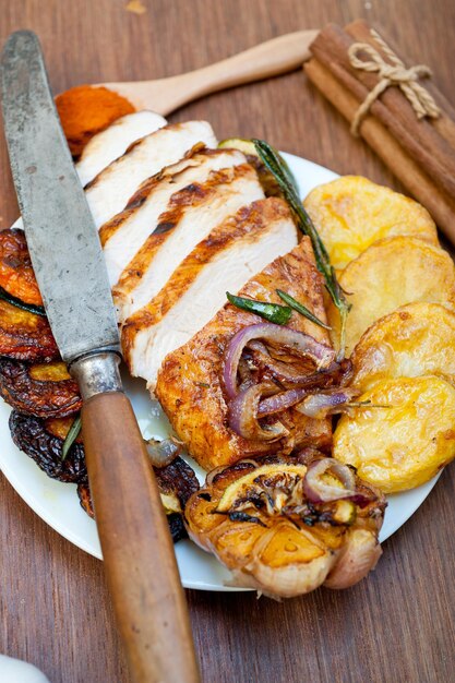 Photo vue haute angle de la viande dans l'assiette sur la table