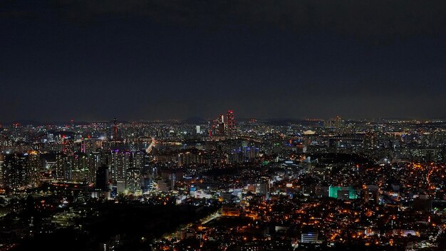 Vue haute angle de la ville éclairée contre le ciel la nuit