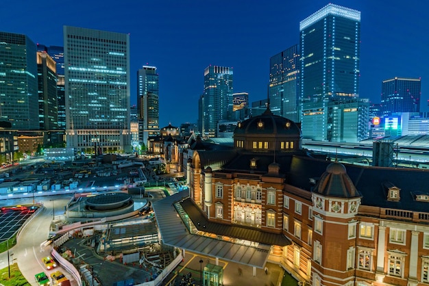 Vue haute angle de la ville éclairée la nuit