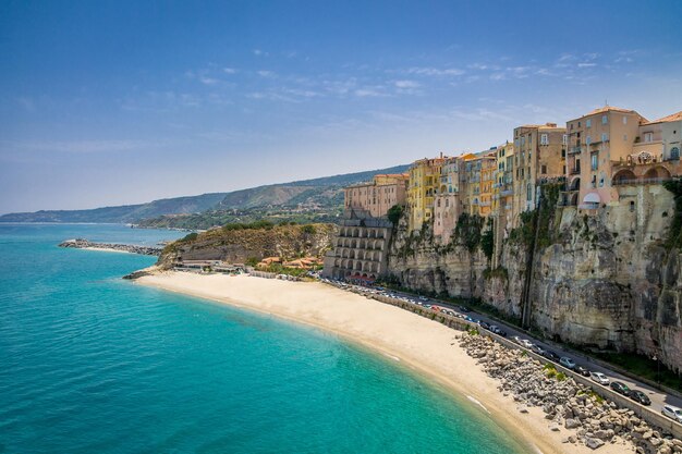 Photo vue haute de la ville et de la plage de tropea, en calabre, en italie
