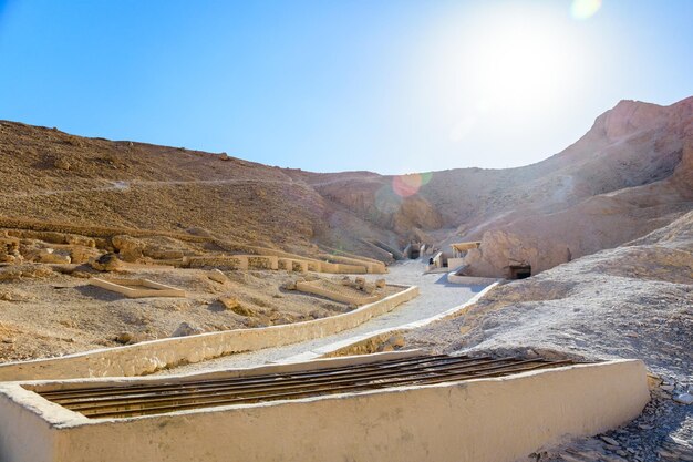 Vue sur de hautes falaises dans la vallée des rois Louxor Egypte