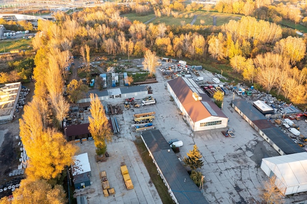 Vue D'une Hauteur De Bâtiments Industriels à La Périphérie De La Ville Traitement De La Production De Déchets Métalliques