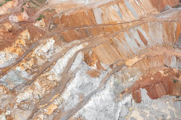 Vue d'une hauteur d'une carrière pour l'extraction de magnésium et d'autres métaux précieux