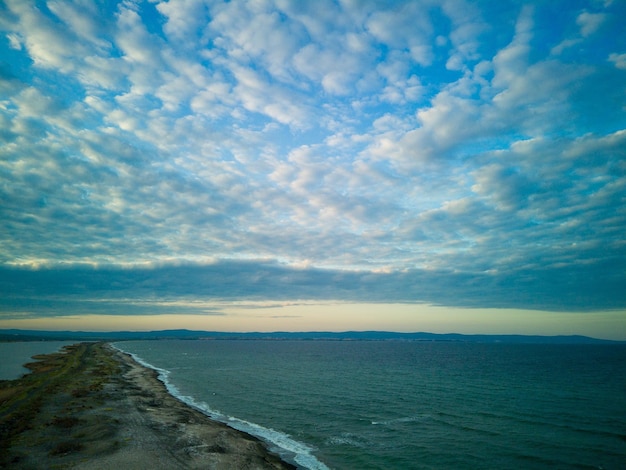 Vue d'une hauteur sur la côte baignée par le ciel noir en Bulgarie