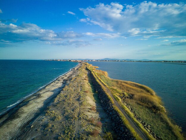 Vue d'une hauteur sur la côte baignée par le ciel noir en Bulgarie