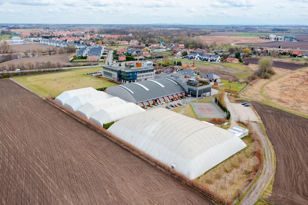 Vue en hauteur des courts de tennis couverts Complexe sportif en hauteur Dômes sur le court