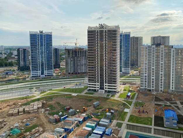 Une vue d'une hauteur d'un grand chantier de construction moderne de grandes maisons hautes