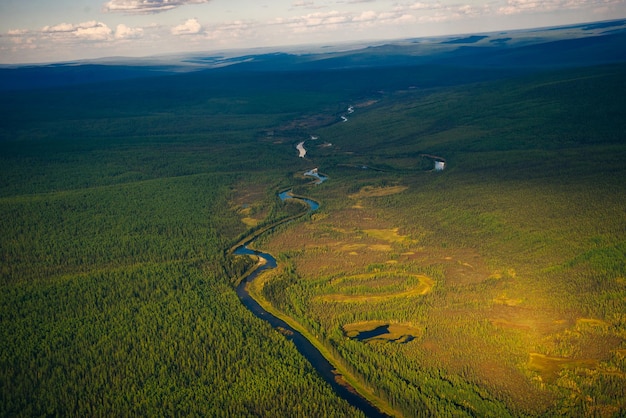 Vue d'une hauteur de taïga avec une rivière en siverie