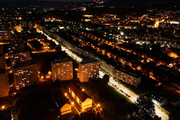 Vue d'une hauteur de la ville nocturne de Klodzko Pologne