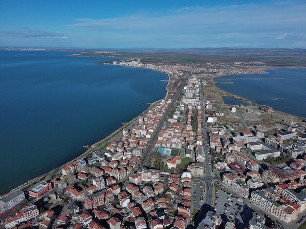 Photo vue d'une hauteur de la ville de pomorie qui est située sur la péninsule de bulgarie et est baignée par la mer noire