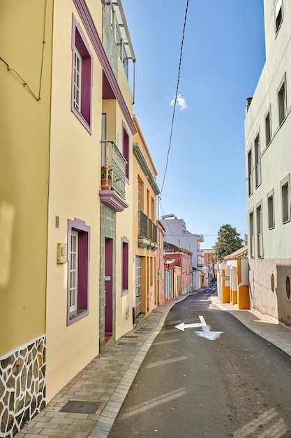 Vue historique sur la rue de la ville de maisons résidentielles dans une ruelle ou une route petite et étroite dans la région tropicale de Santa Cruz La Palma Espagne Vue sur le village de bâtiments dynamiques dans des destinations touristiques populaires à l'étranger