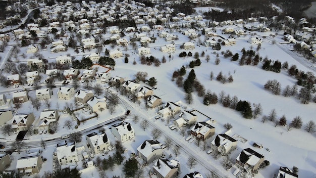 Vue d'hiver complexe de banlieue maison d'une hauteur d'un sur la ville résidentielle