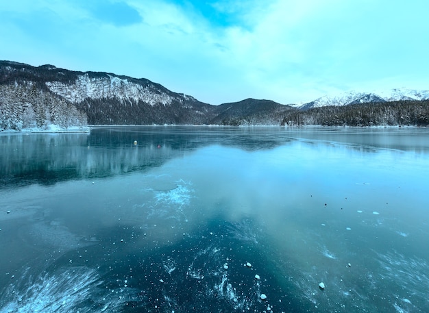 Vue d'hiver du lac Eibsee, Bavière, Allemagne.