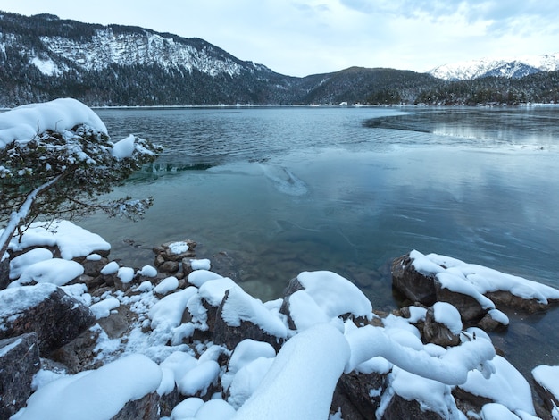 Vue d'hiver du lac Eibsee, Bavière, Allemagne.