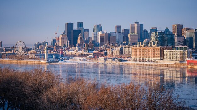 Vue d'hiver sur la grande roue, la tour de l'horloge et le vieux port de Montréal tôt le matin