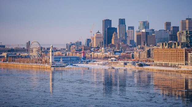 Vue d'hiver sur la grande roue, la tour de l'horloge et le vieux port de Montréal tôt le matin