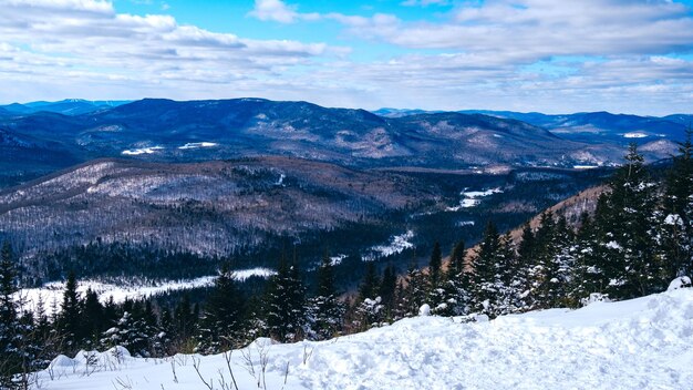 Vue en hiver sur les montagnes enneigées des Laurentides depuis le sommet du mont Kaaikop au Québec