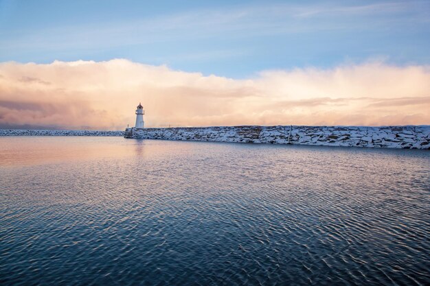 Vue d'hiver d'un phare à Trondheim