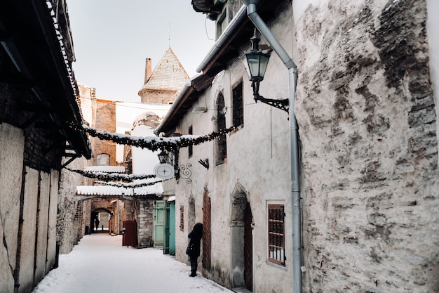 Vue d'hiver de la vieille ville de Tallinn.Ville enneigée près de la mer Baltique. Estonie