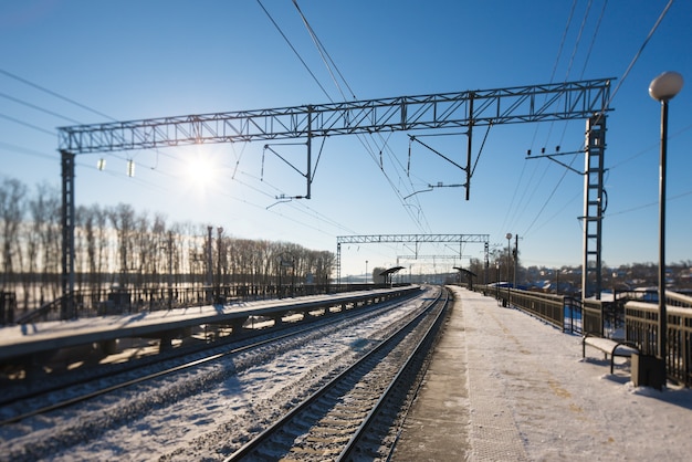 Vue hivernale de la gare sans personnes