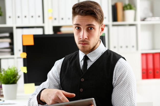 Vue d'homme d'affaires avec tablette au bureau