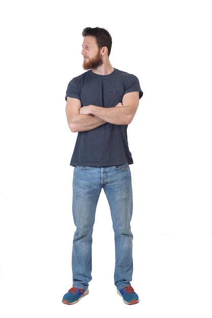 Vue d'un homme debout avec les bras croisés et regardant loin sur fond blanc