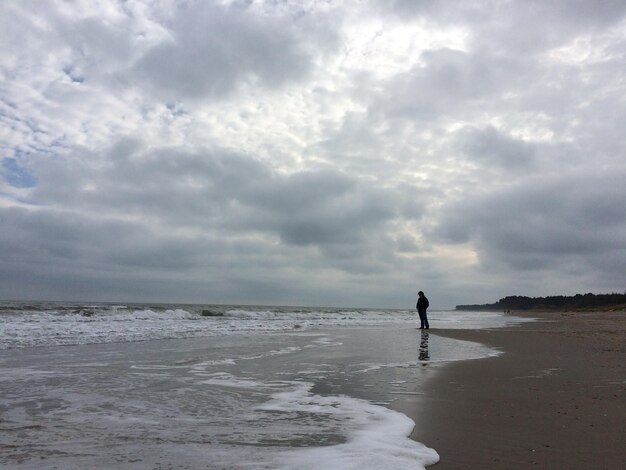 Vue d'un homme debout sur la plage