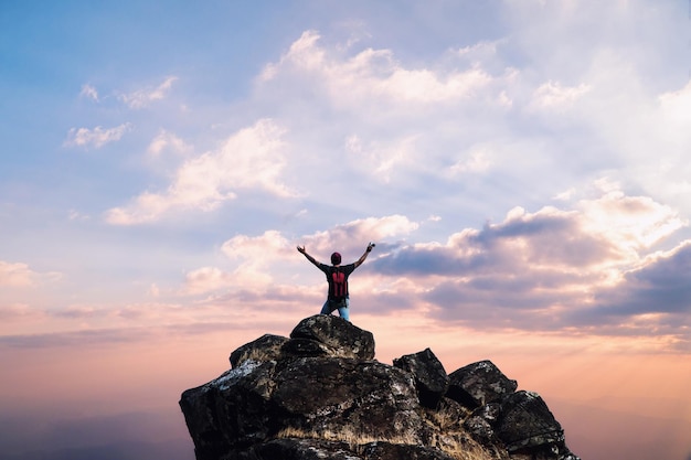 Vue d'un homme debout sur un rocher contre le ciel