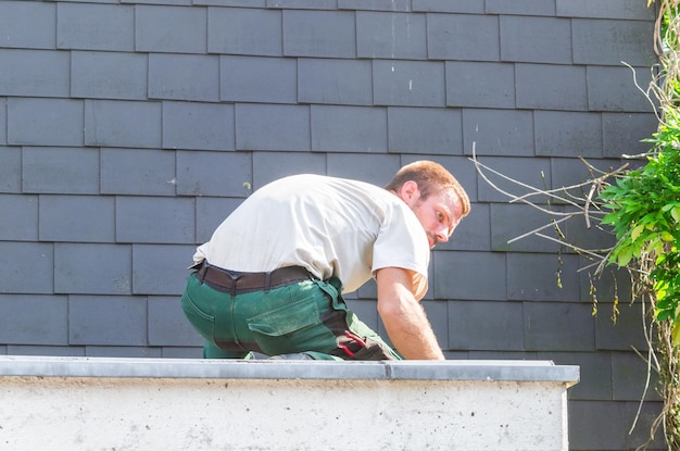 Vue d'un homme travaillant sur le toit