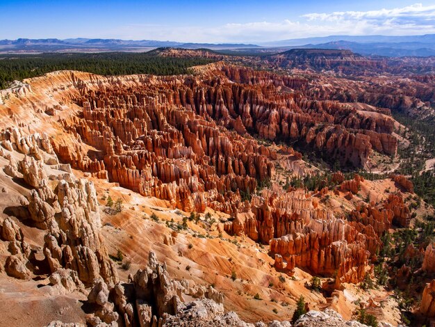 Vue des hoodoos dans l'amphithéâtre du parc national du canyon de Bryce, Utah, États-Unis