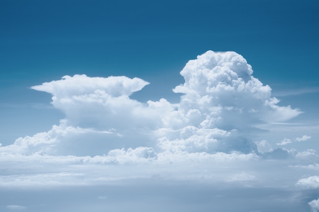 Vue d'horizon au-dessus des nuages depuis un avion