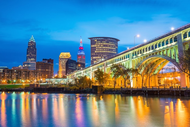 Vue de l'horizon du centre-ville de Cleveland dans l'Ohio aux États-Unis au crépuscule