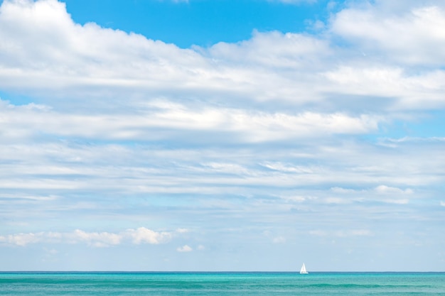 Vue d'horizon du ciel de jour et du yacht d'été
