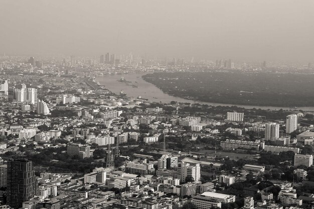 Vue sur l'horizon noir et blanc du haut du King Power Mahanakhon