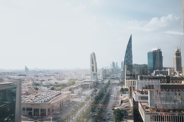 Vue sur l'horizon à Riyad en direction du King Abdullah Financial District fin brumeux jour nuageux.