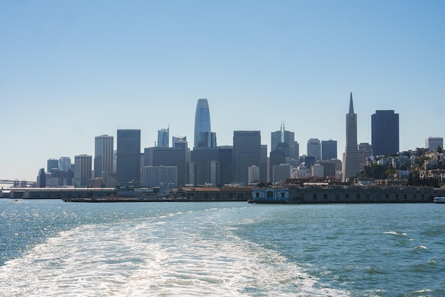 Photo vue de l'horizon de san francisco par l'eau de jour la pyramide transaméricaine de la tour salesforce