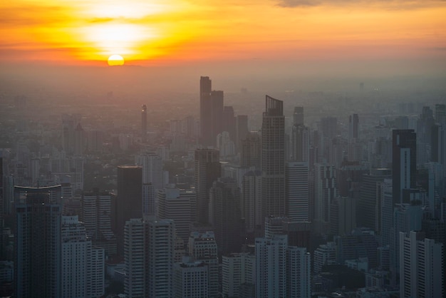 Photo la vue et l'horizon de la ville de bangkok du point de vue de la tour de l'hôtel baiyoke sky à bangkok en thaïlande thaïlande bangkok décembre 2022