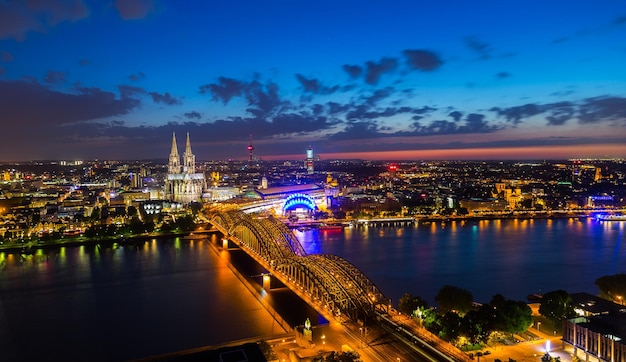 Une vue sur l'horizon de la ville de Cologne avec la cathédrale au coucher du soleil en Allemagne. Pris à l'extérieur avec une marque 5D III.