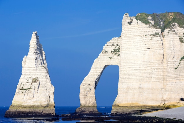 Vue horizontale de la falaise d'Etretat Aval, Normandie, France.