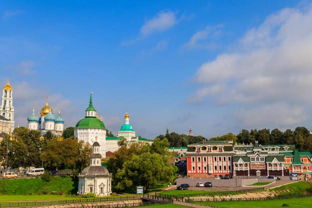 Vue sur l'hôtel et le complexe de restaurants cour russe et Trinity Lavra de St Serge à Sergiev Posad Russie