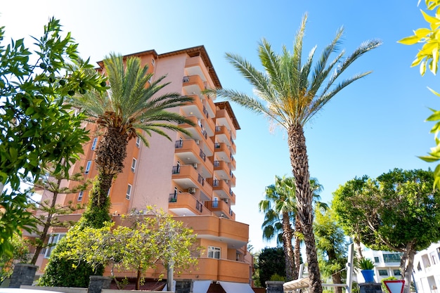 Vue de l'hôtel de l'extérieur avec des palmiers à Alanya, en Turquie