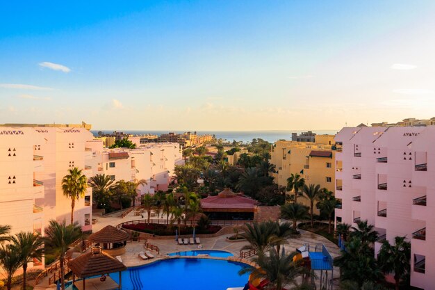 Vue sur l'hôtel de luxe avec piscine et mer Rouge