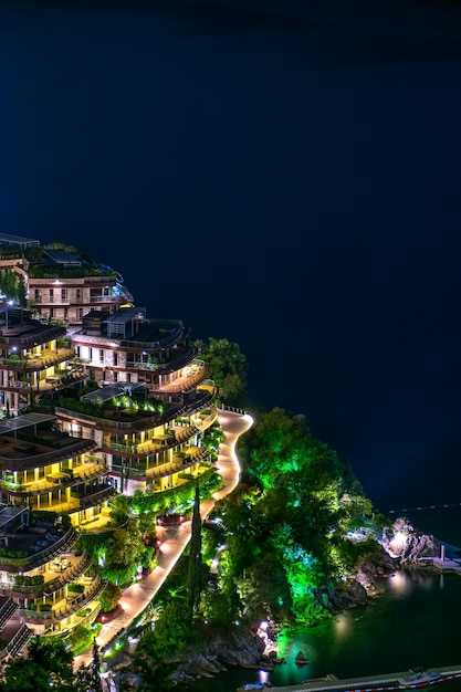 Vue de l&#39;hôtel pittoresque du haut de la montagne