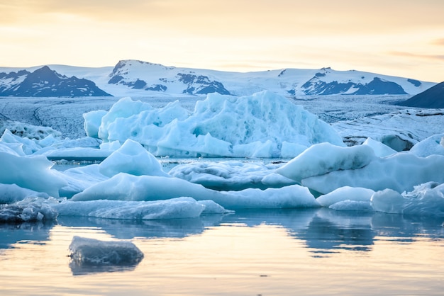 Vue des icebergs dans la lagune de glacier, Islande, concept de réchauffement climatique