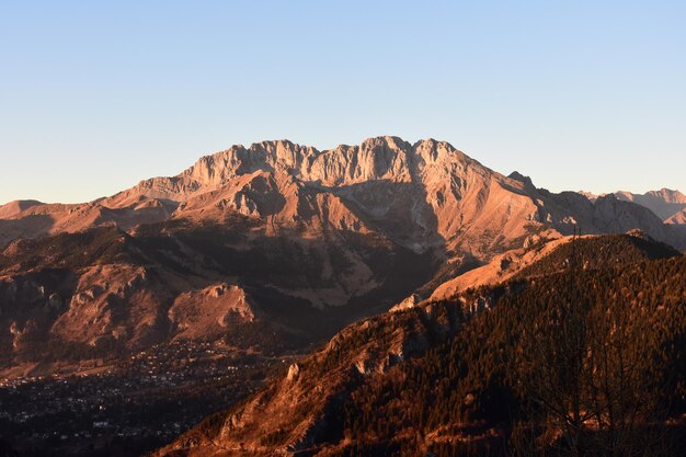 Photo vue idyllique des montagnes rocheuses sur un ciel dégagé