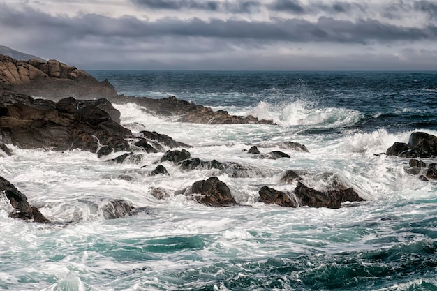 Vue sur l'île de Faer Oer sur fond nuageux