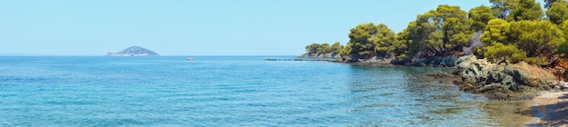 Vue sur l'île de Kelifos depuis Sithonia Grèce